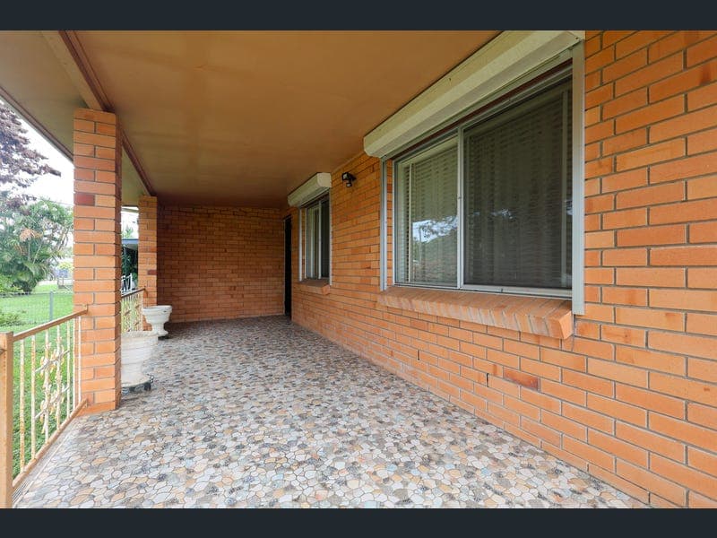 32 Richard Street, Ayr — photo 1 of 5