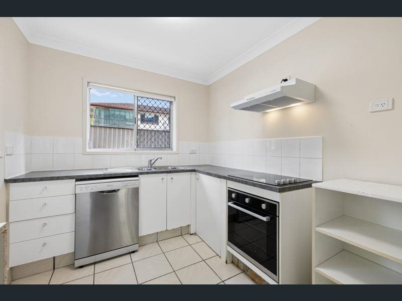 4/44-46 Railway Street, Southport — photo 1 of 5