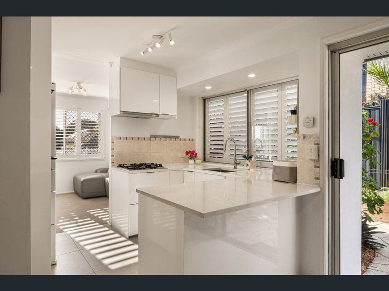 62 Crump Street, Holland Park West — photo 1 of 5
