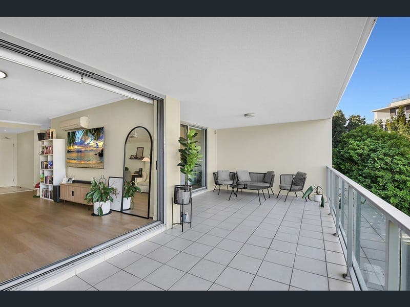 31/154 Musgrave Avenue, Southport — photo 1 of 5