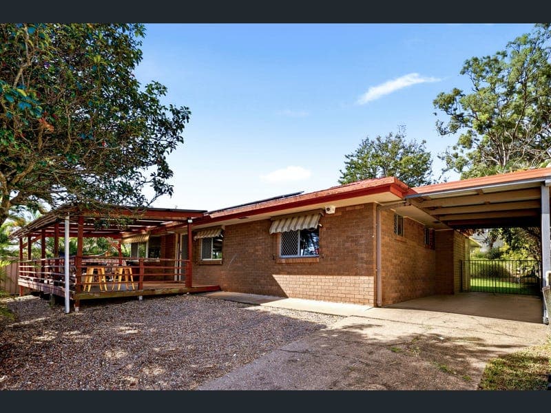 81 Wardoo Street, Southport — photo 1 of 5
