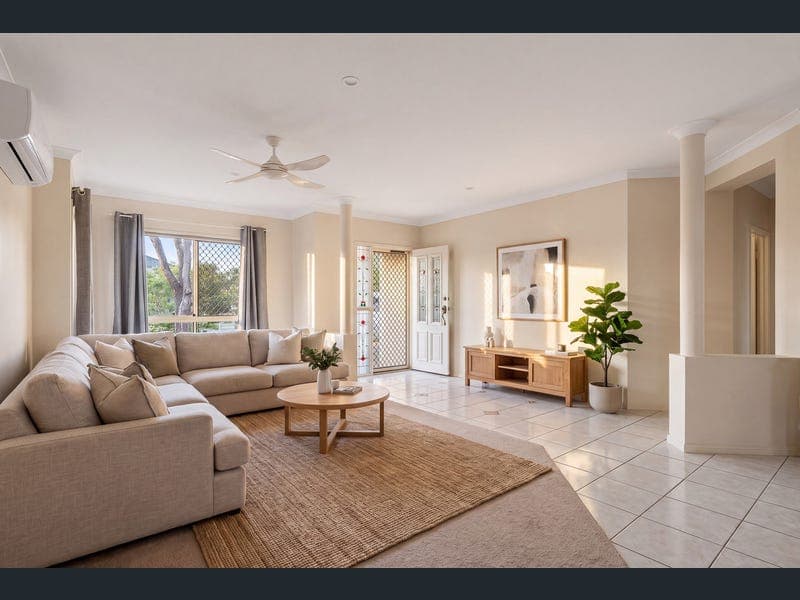 16 Stanford Avenue, Varsity Lakes — photo 1 of 5