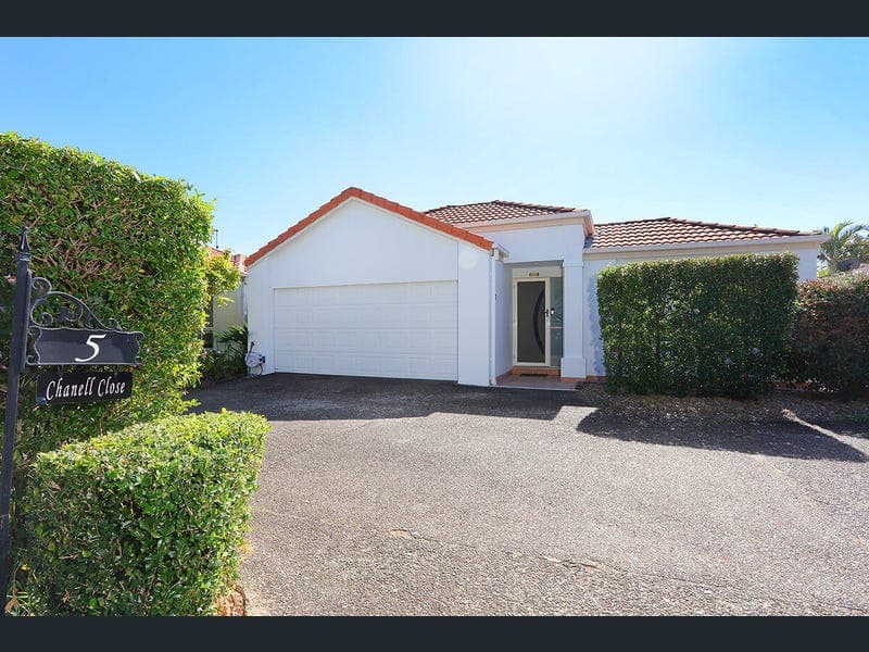 1/5 Chanell Close, Coombabah — photo 1 of 5