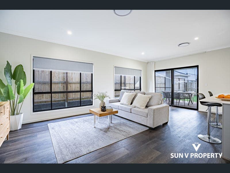22 Tamarind Crescent, Park Ridge — photo 1 of 5