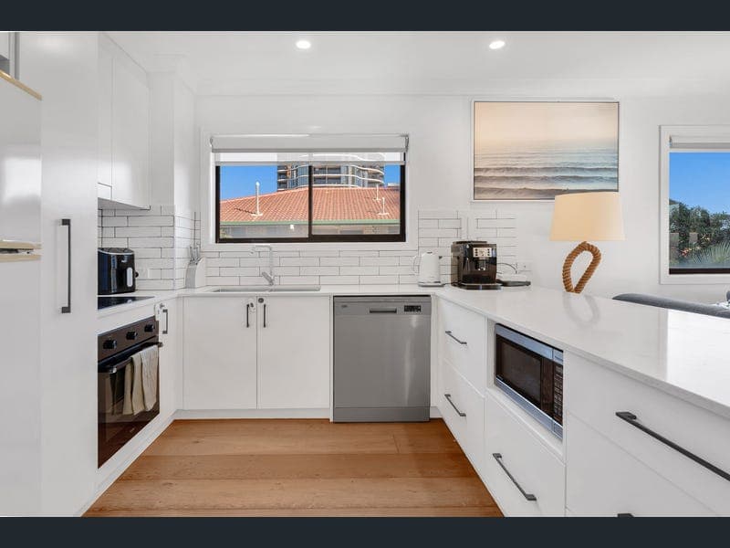 12/22 Britannia Avenue, Broadbeach — photo 1 of 5