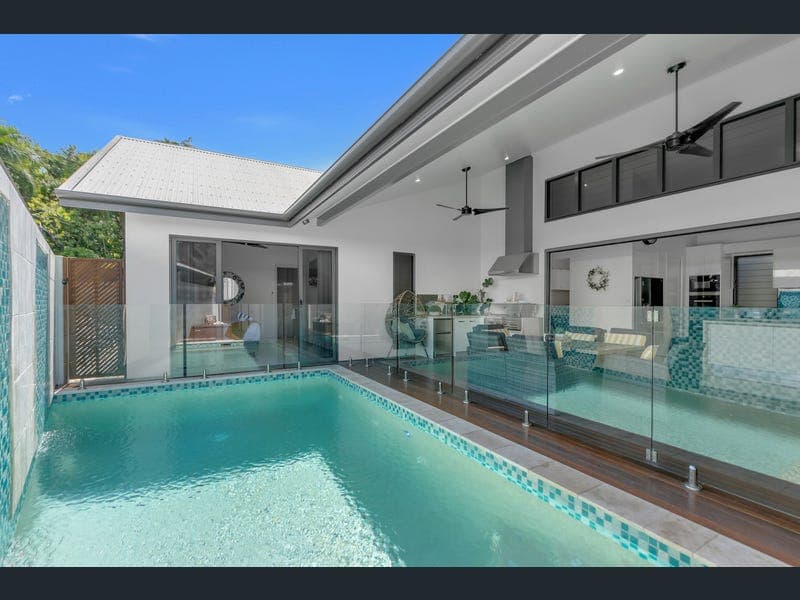 100 Cascade Boulevard, Palm Cove — photo 1 of 5