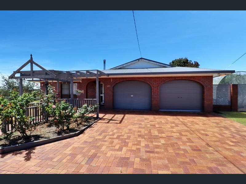 26 Burton Crescent, Stanthorpe — photo 1 of 5