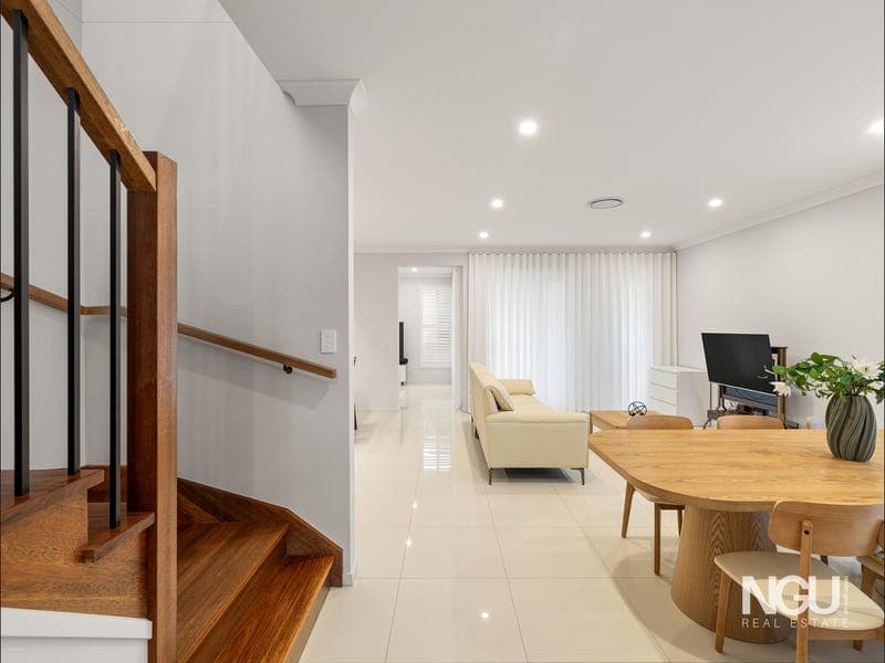 5 Hamersley Court, Spring Mountain — photo 1 of 5