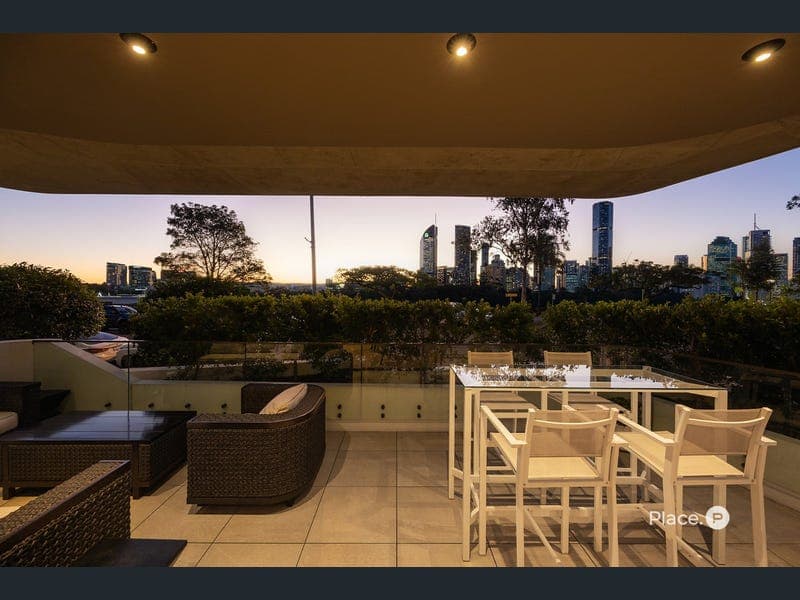 1/128 River Terrace, Kangaroo Point — photo 1 of 5