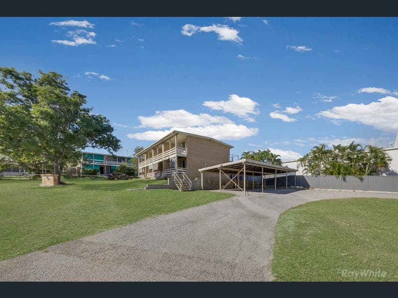 1/4 Wenitong Street, West Gladstone — photo 1 of 5
