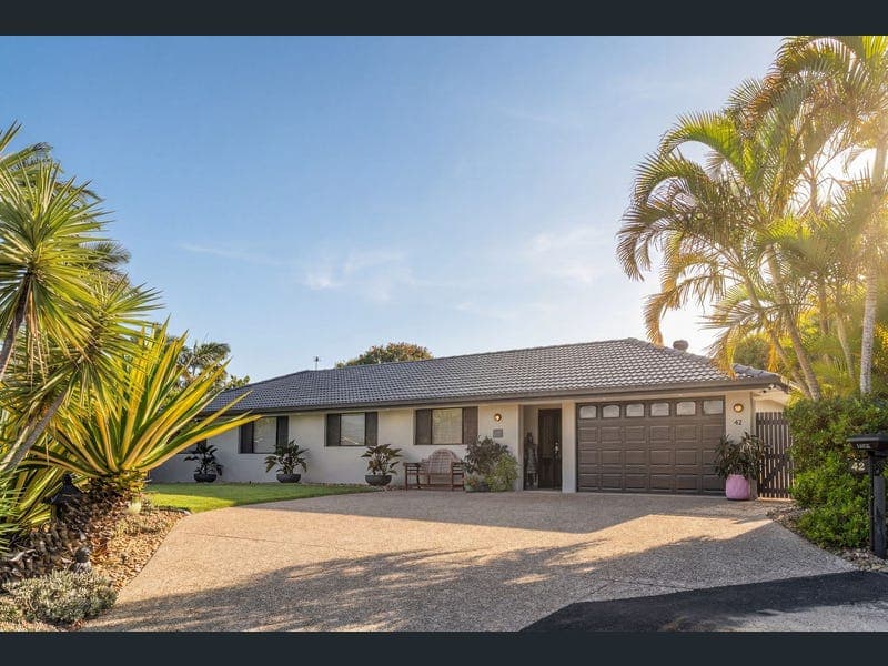 42 Summit Crescent, Carrara — photo 1 of 5