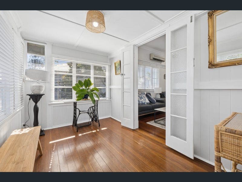 14 Agnes Street, Holland Park West — photo 1 of 5