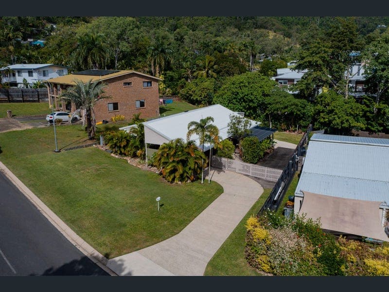 55 Manooka Drive, Cannonvale — photo 1 of 5