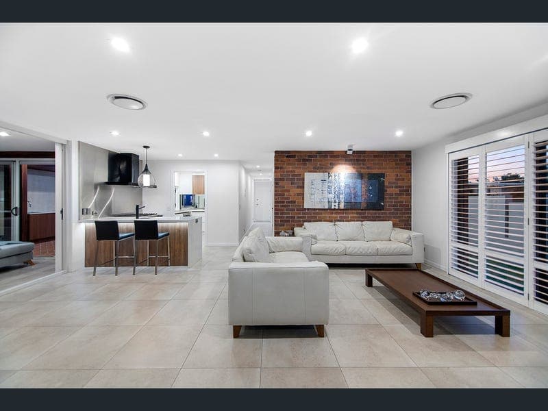 2 Swallow Avenue, Paradise Point — photo 1 of 5