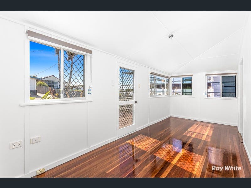 20 Pandanus Street, Cooee Bay — photo 1 of 5