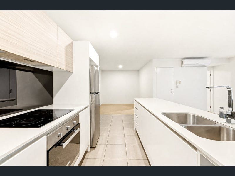 2201/1-7 Waterford Court, Bundall — photo 1 of 5