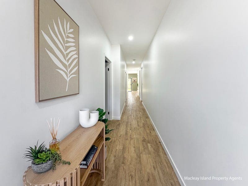 25 Betty Street, Macleay Island — photo 1 of 5