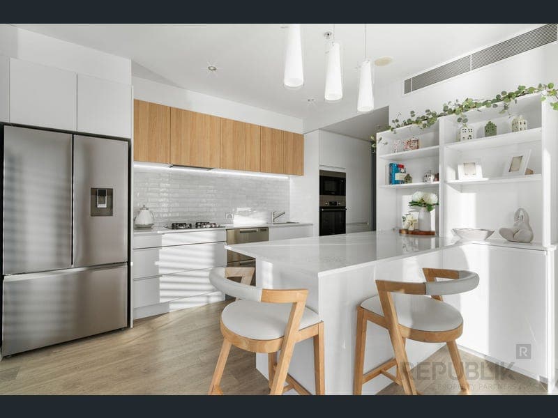 602/4 Wahroonga Place, Surfers Paradise — photo 1 of 5