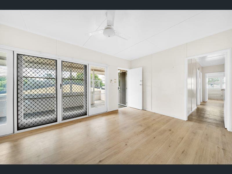 120 Hospital Road, Emerald — photo 1 of 5
