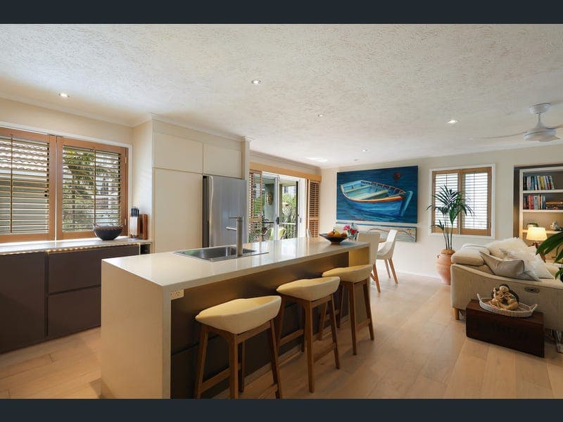 8/28 Cronin Avenue, Main Beach — photo 1 of 5