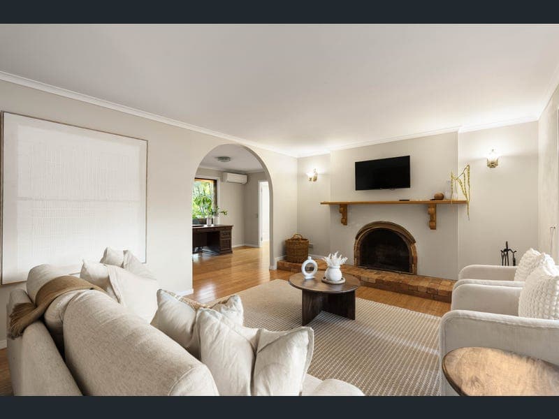 8 Photinia Place, Bellbowrie — photo 1 of 5