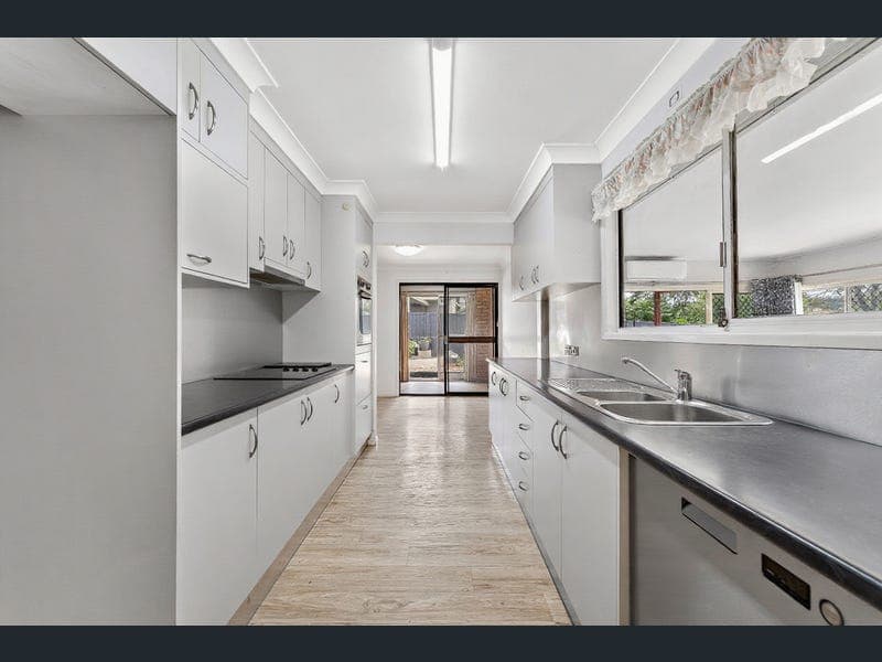 5 Rochester Drive, Mount Warren Park — photo 1 of 5