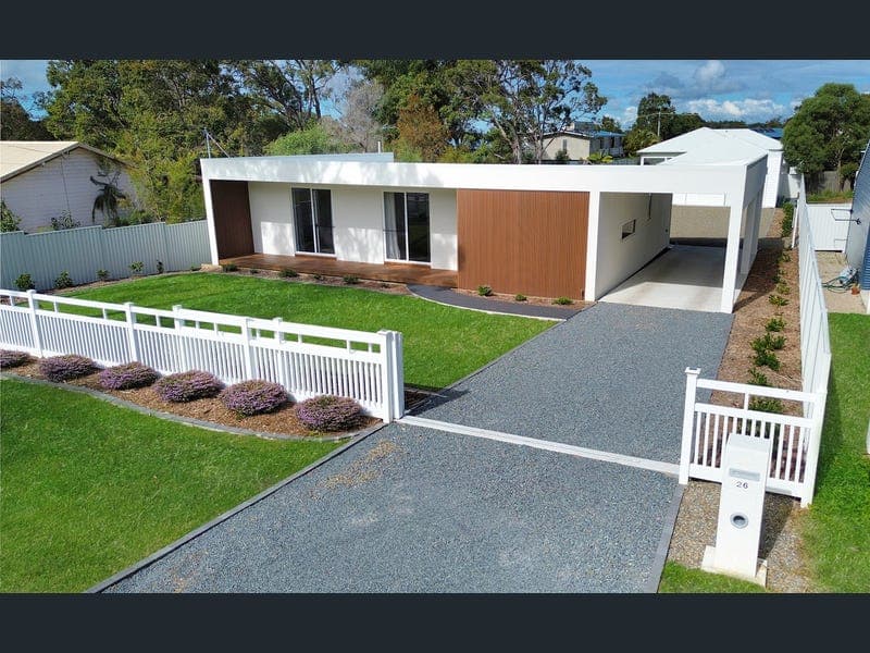 26 Hastings Terrace, Macleay Island — photo 1 of 5