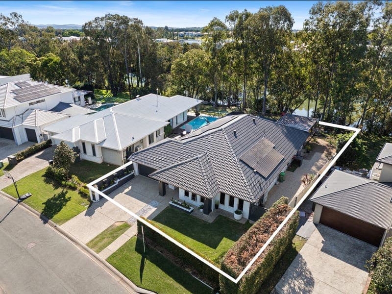 16 Waterside Esplanade, Helensvale — photo 1 of 5