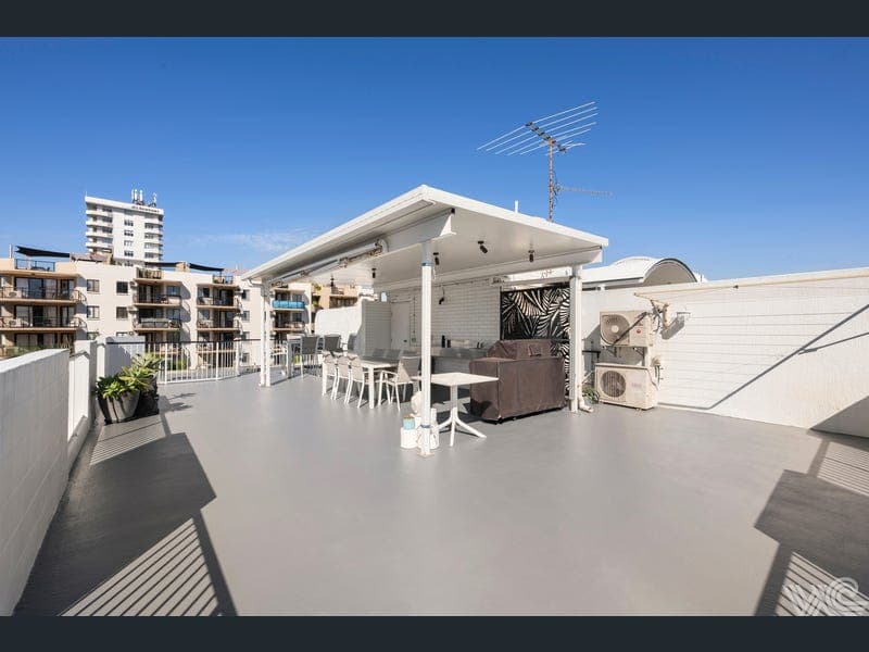10/20-22 Burnett Street, Mooloolaba — photo 1 of 5