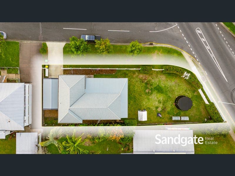 2 Hoskins Street, Sandgate — photo 1 of 5