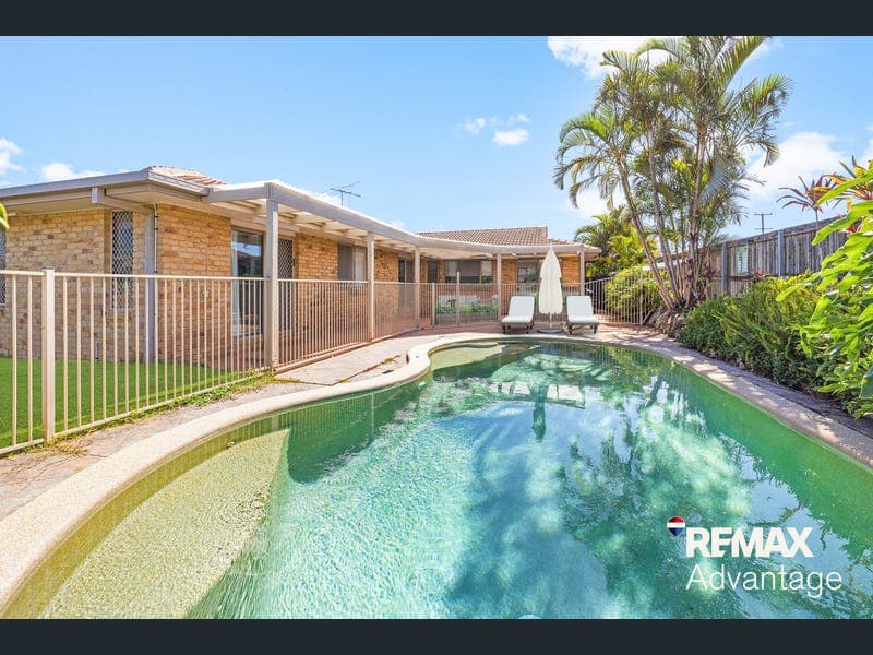 9 Moray Close, Manly West — photo 1 of 5