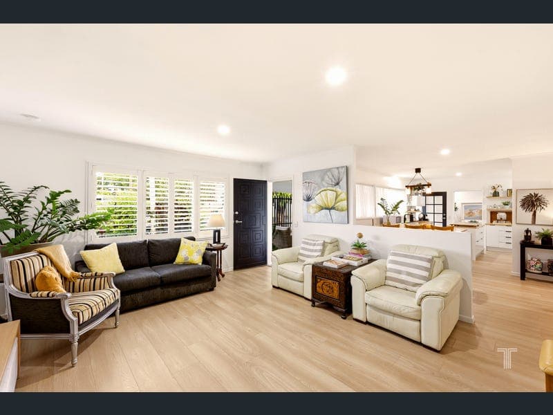 38 Mingera Street, Mansfield — photo 1 of 5