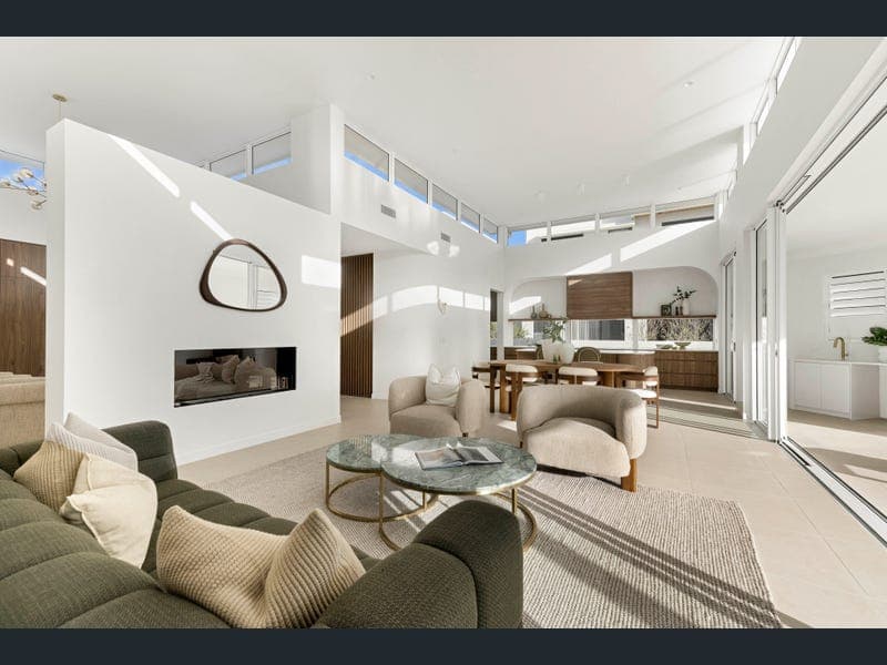 1 Crest View Key, Broadbeach Waters — photo 1 of 5
