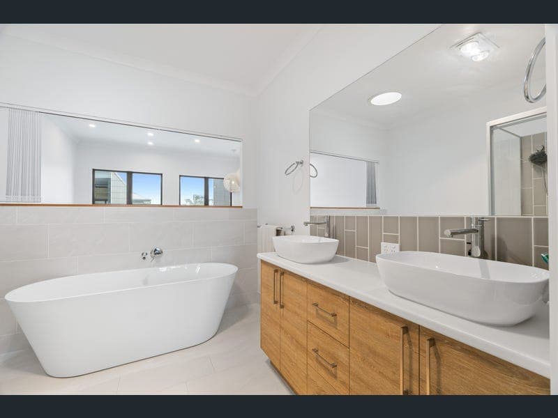 6 Leslie Crescent, Baringa — photo 1 of 5