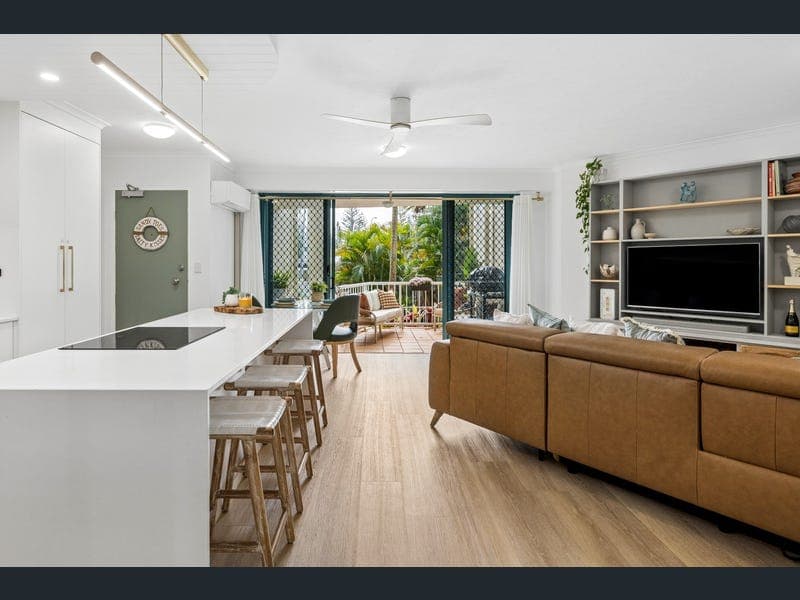 8/13 Montgomery Avenue, Main Beach — photo 1 of 5