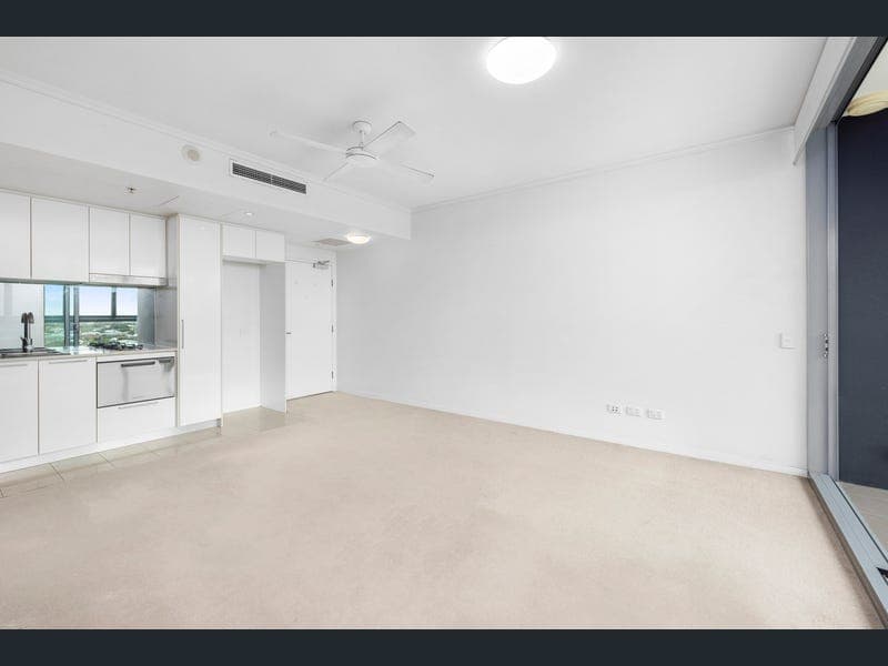 11103/8 Harbour Road, Hamilton — photo 1 of 5