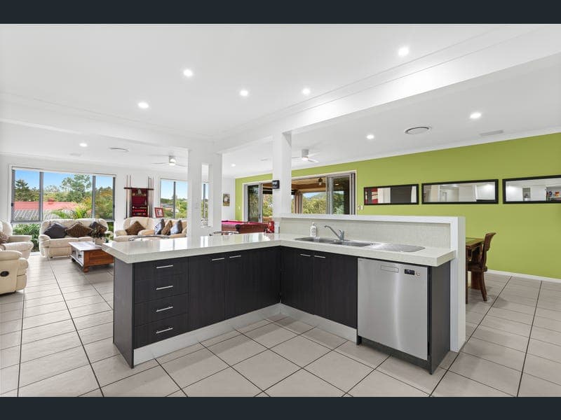 4 Minyon Court, Pacific Pines — photo 1 of 5