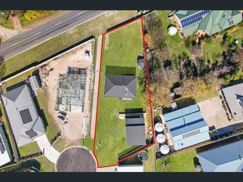 11 Pavilion Drive, Stanthorpe — photo 1 of 5