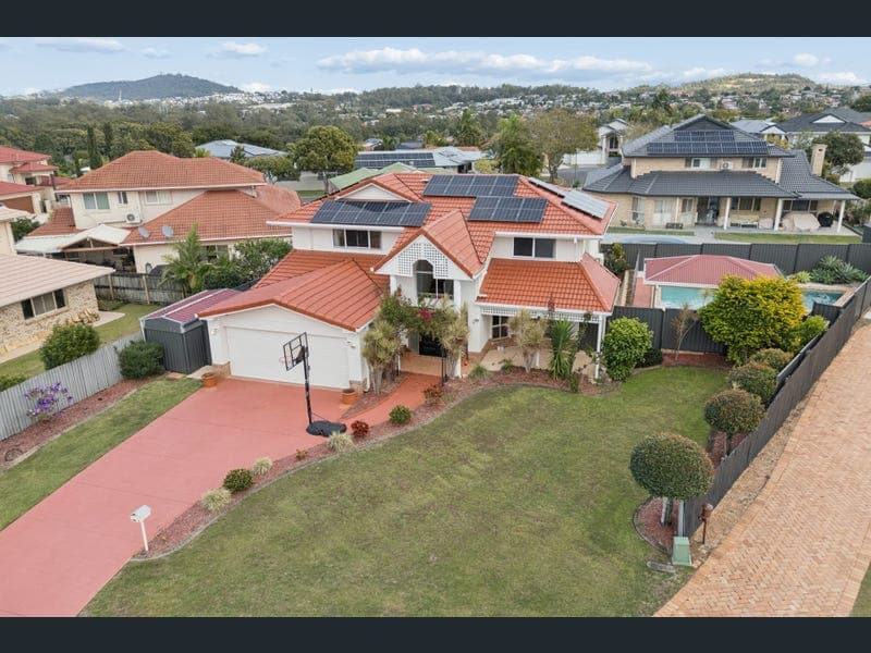 6 Hampshire Close, Carindale — photo 1 of 5