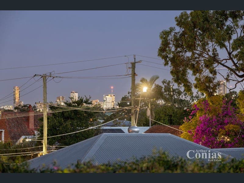 18 Dovedale Crescent, Ashgrove — photo 1 of 5