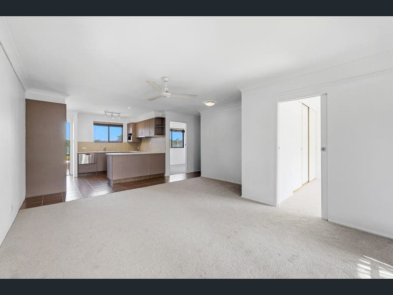 4/52 Oceanic Drive, Mermaid Waters — photo 1 of 5