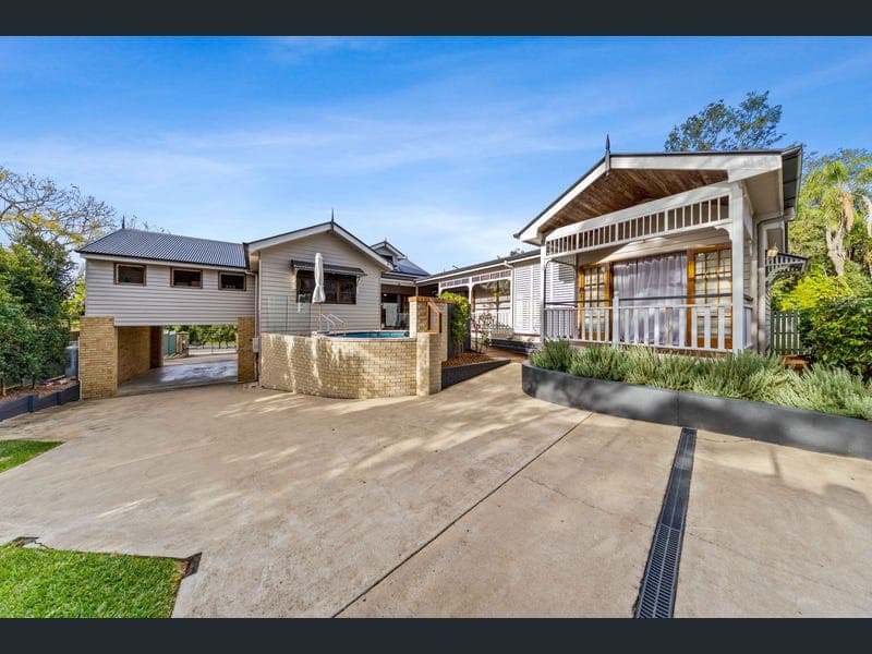 18 Normanby Hill Road, Southside — photo 1 of 5