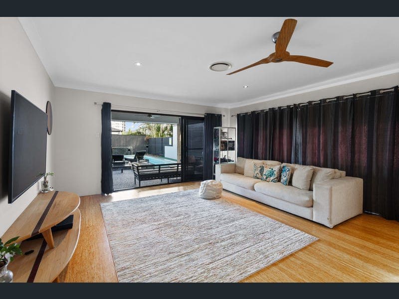 4 Benetti Crescent, Hope Island — photo 1 of 5