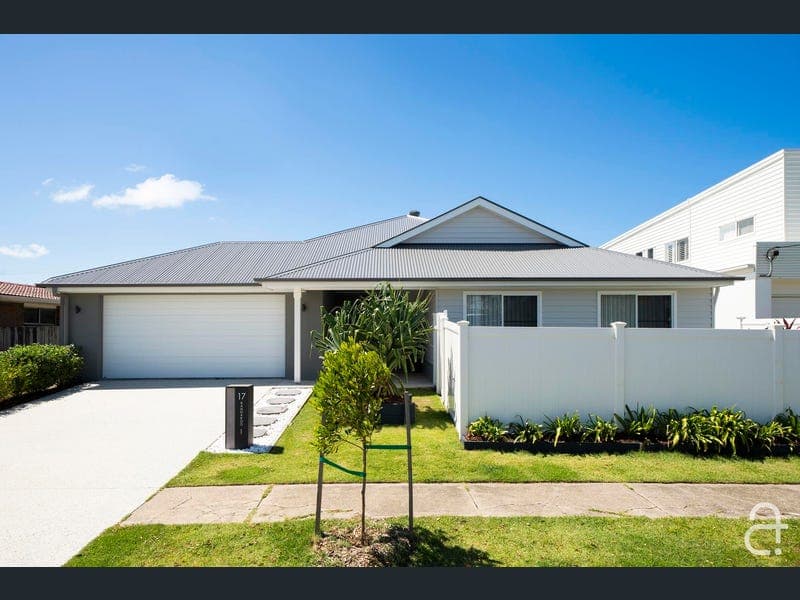 17 Bandaroo Street, Warana — photo 1 of 5