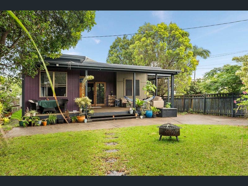 221 Whites Road, Lota — photo 1 of 5