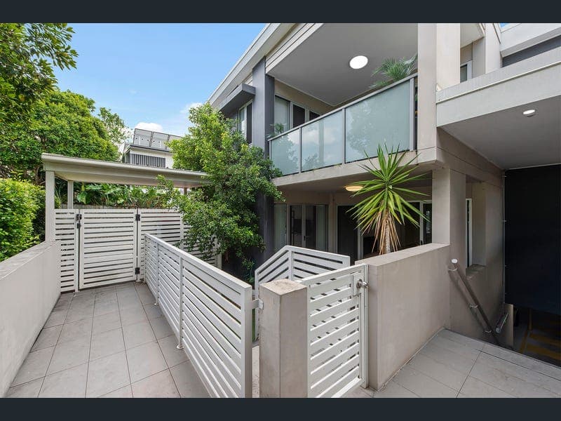 4/15-17 Kennington Road, Camp Hill — photo 1 of 5