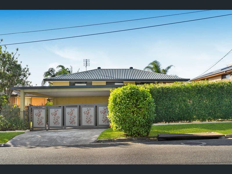 28 Bambarra Street, Southport — photo 1 of 5