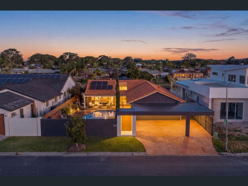 18 McIlwain Drive, Mermaid Waters — photo 1 of 5