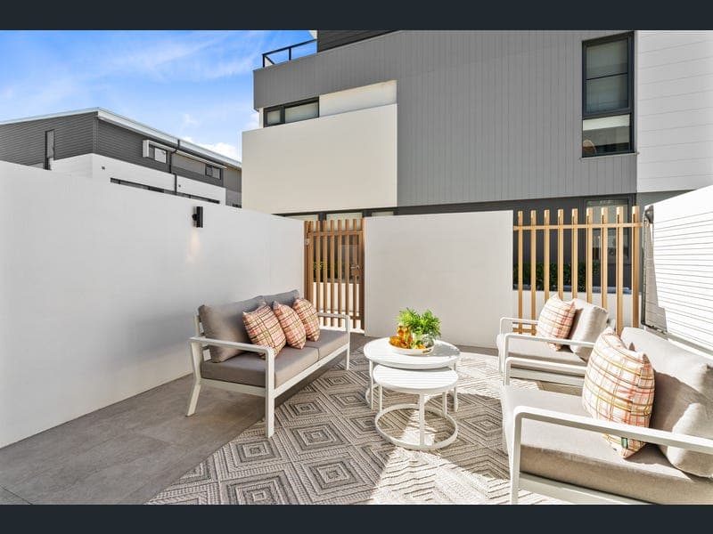 5613 Harbourview Drive, Hope Island — photo 1 of 5