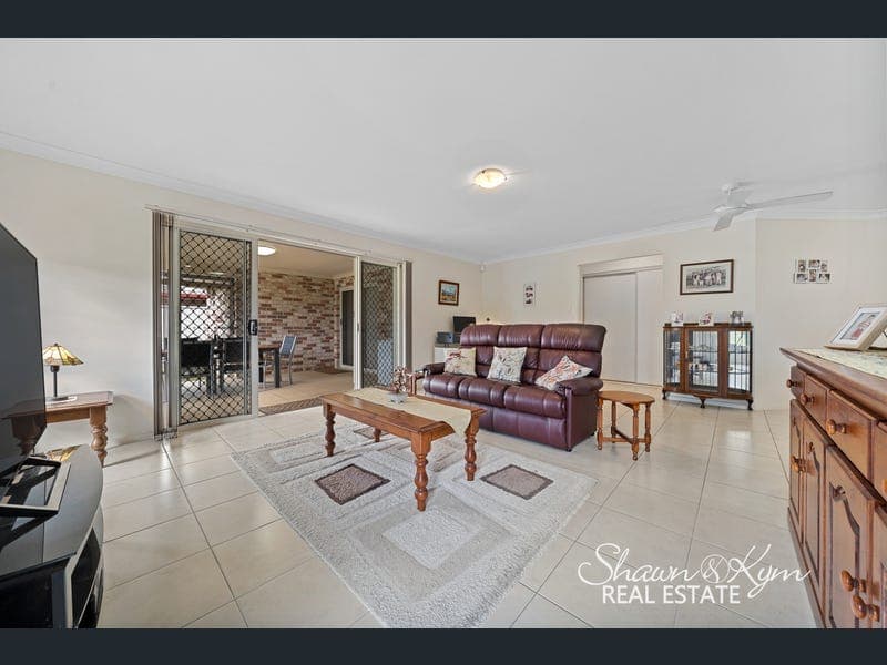 86 School Road, Wynnum West — photo 1 of 5